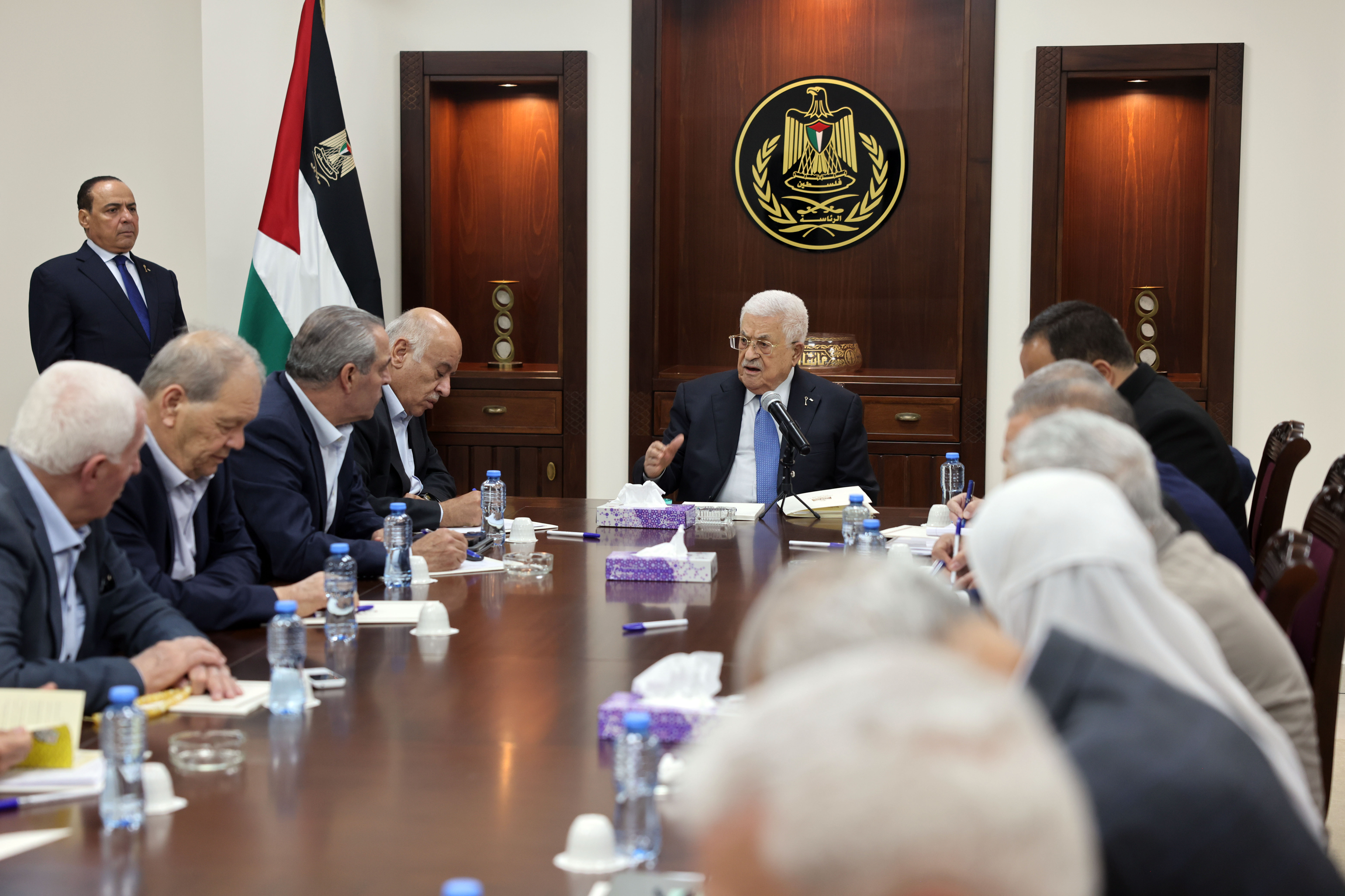 الرئيس خلال ترؤسه اجتماعا للجنة المركزية لحركة "فتح" (تصوير: ثائر غنايم)